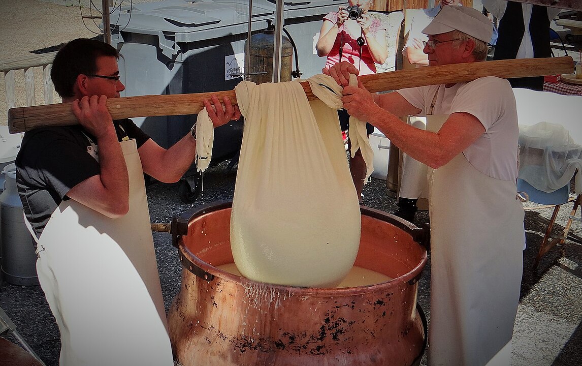 2 cheesemaker with muslin bag of curds